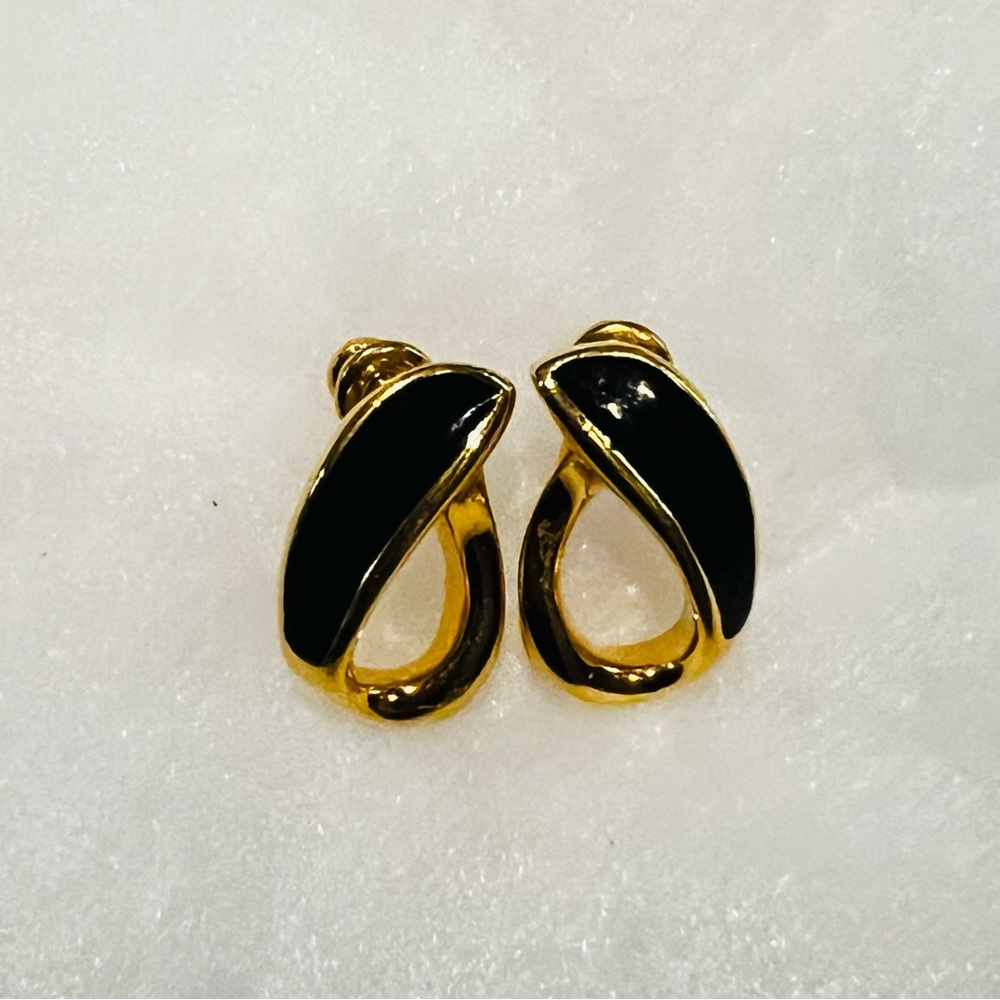 VINTAGE SIGNED TRIFARI BLACK ENAMEL AND GOLDTONE PIERCED EARRINGS